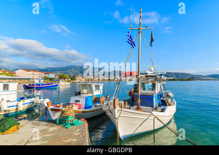 Greco barche da pesca posto barca nel porto di mattina presto, Samos Island, Grecia Foto Stock