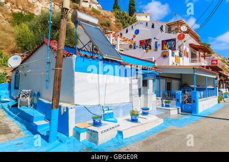 Isola di Samos, Grecia - Sep 23, 2015: case colorate su strada in città Pythagorian, Samos Island, Grecia. Foto Stock