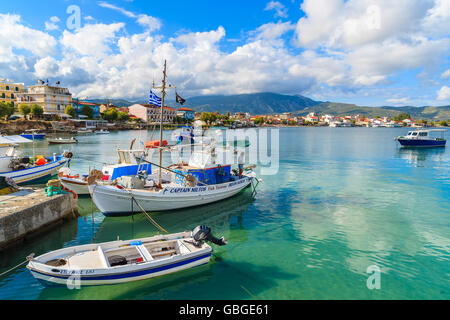 Isola di Samos, Grecia - Sep 23, 2015: colorate barche da pesca nel piccolo porto sulla costa di Isola di Samos, Grecia. La pesca è il principale programma inco Foto Stock
