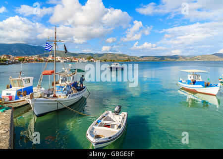 Isola di Samos, Grecia - Sep 23, 2015: pescatore permanente sulla pesca greca il posto barca in porto sull isola di Samos, Grecia. Foto Stock