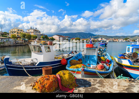 Greco colorate barche da pesca posto barca nel porto di Samos Island, Grecia Foto Stock