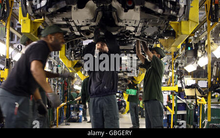 Una visione generale dei lavoratori della linea di produzione Jaguar XF a Castle Bromwich, Birmingham. Foto Stock