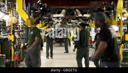 Una visione generale dei lavoratori della linea di produzione Jaguar XF a Castle Bromwich, Birmingham. Foto Stock