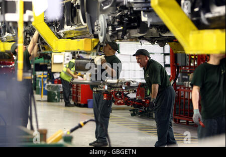 Linea di produzione Jaguar XF. Una visione generale dei lavoratori della linea di produzione Jaguar XF a Castle Bromwich, Birmingham. Foto Stock