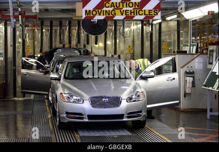 I lavoratori del controllo finale della linea di produzione Jaguar XF a Castle Bromwich, Birmingham. Foto Stock