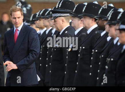 Il principe William ispeziona oggi una sfilata di ufficiali di polizia appena passati al Peel Center di Hendon, a nord di Londra. Foto Stock