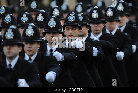 I nuovi ufficiali di polizia qualificati al Peel Center di Hendon, a nord di Londra, partecipano a una sfilata di passaggio davanti al Principe William. Foto Stock