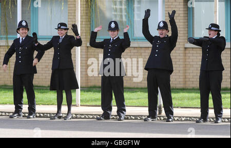 Ufficiali di polizia appena qualificati prendono parte a un'onda messicana prima di uscire al Peel Center di Hendon, a nord di Londra, guardato dal Principe William. Foto Stock