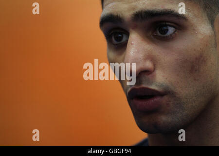 Amir Khan parla alla stampa durante una giornata dei media al Guoves Community Center di Bolton. Foto Stock