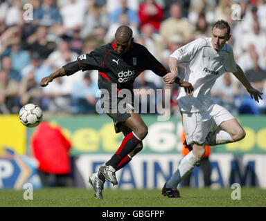 Calcio - fa Barclaycard Premiership - Bolton Wanderers / Fulham. La caccia al nicky di Bolton Wanderers e Luis Boa morte di Fulham combattono per la palla Foto Stock