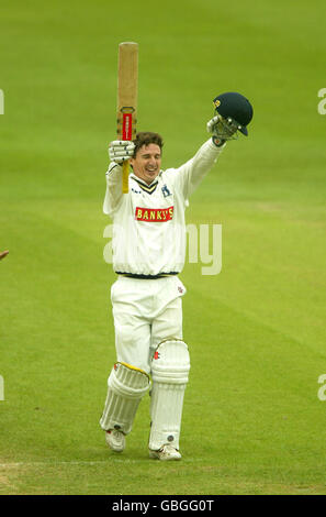 Cricket - Frizzell County Championships - Divisione uno - Warwickshire / Surrey. Brad Hogg di Warwickshire celebra il suo secolo Foto Stock