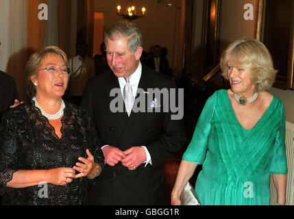 Il principe del Galles e la duchessa della Cornovaglia parlano con il presidente cileno Michelle Bachelet (a sinistra) prima di una cena di stato nella sua casa ufficiale la Moneda palazzo a Santiago. Foto Stock