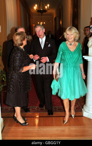 Il principe del Galles e la duchessa della Cornovaglia parlano con il presidente cileno Michelle Bachelet (a sinistra) prima di una cena di stato nella sua casa ufficiale la Moneda palazzo a Santiago. Foto Stock