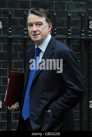 Il segretario d'affari Lord Mandelson arriva per una riunione del gabinetto a Downing Street, Londra. Foto Stock