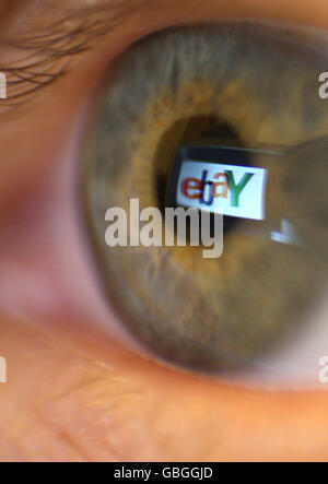 Azioni eBay. Una foto generica del logo di Ebay visto riflesso nell'occhio di una persona. Foto Stock