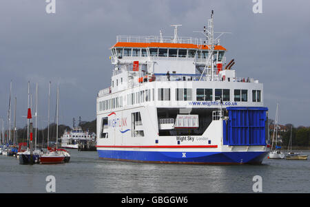 Il nuovo traghetto Wightlink Wight Sky di classe W parte da Lymington nella New Forest lungo il tragitto per Yarmouth sull'Isola di Wight, essendo uno dei vecchi e molto più piccoli traghetti di classe C legato lungo la banchina in lontananza. I nuovi traghetti hanno creato una fila nel tranquillo villaggio a vela. La Lymington River Association vuole che le navi della classe W siano ritirate dal servizio fino a quando il Dipartimento per l'alimentazione e gli affari rurali non avrà finito di valutare il loro impatto sull'ambiente Foto Stock