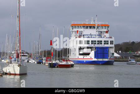 Il nuovo traghetto Wightlink Wight Sky di classe W parte da Lymington nella New Forest lungo il tragitto per Yarmouth sull'Isola di Wight, essendo uno dei vecchi e molto più piccoli traghetti di classe C legato lungo la banchina in lontananza. I nuovi traghetti hanno creato una fila nel tranquillo villaggio a vela. La Lymington River Association vuole che le navi della classe W siano ritirate dal servizio fino a quando il Dipartimento per l'alimentazione e gli affari rurali non avrà finito di valutare il loro impatto sull'ambiente Foto Stock