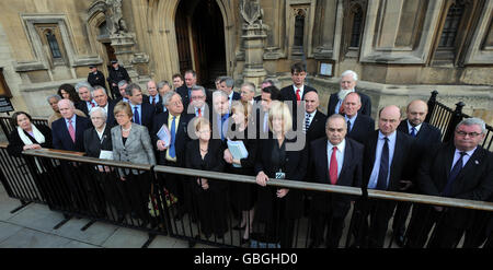 MPs tenere una veglia silenziosa Foto Stock