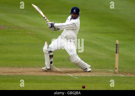 Cricket - Frizzell County Championships - Divisione uno - Warwickshire / Surrey. Brad Hogg di Warwickshire si è fatto strada per ottenere 158 Foto Stock