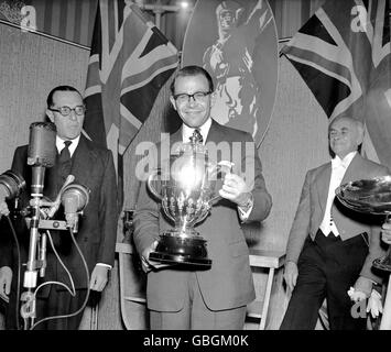 Chris Brasher riceve il Trofeo Sportsman of the Year da S.W Lionel Monkton al Savoy Hotel. È stato il vincitore della medaglia d'oro olimpica nella steeplechase 1956 di Melbourne. Foto Stock