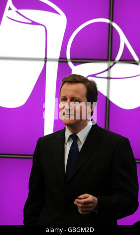 Il leader del Partito conservatore David Cameron durante una visita agli uffici di Cadbury a Birmingham. Foto Stock