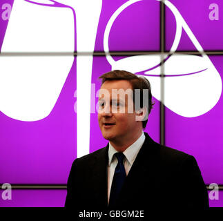 Il leader del Partito conservatore David Cameron durante una visita agli uffici di Cadbury a Birmingham. Foto Stock