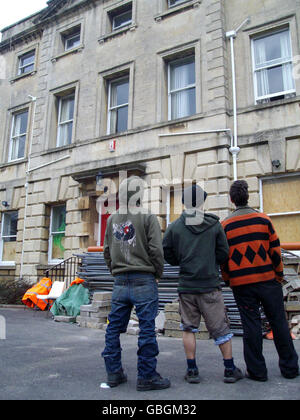 Gli squadroni si trovano all'esterno di una casa padronale di grado II a Clifton, Bristol, dove si sono trasferiti. Foto Stock