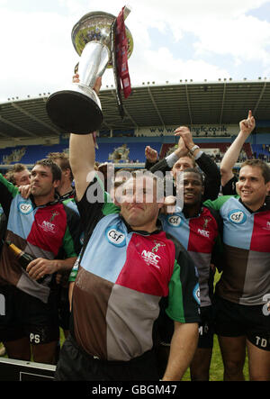 Harlequins Jason Leonard tiene in palio la Parker Pen Challenge Cup Trofeo finale dopo la sua ultima partita per il club Foto Stock