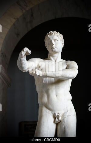 Roma. L'Italia. Statua di Apoxymenos (50 AD), Romano copia in marmo di un bronzo originale di Lisippo (ca. 320 BC), Musei Vaticani. Foto Stock