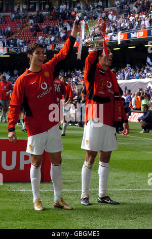 (l-r) Cristiano Ronaldo di Manchester United e il compagno di squadra Ruud van Nistelrooy Festeggia con la fa Cup Foto Stock