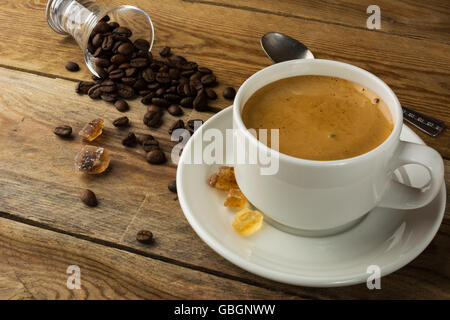 White tazza di caffè la mattina. Tazza di caffè. Tazza di caffè. Il caffè forte. Caffè del mattino Foto Stock