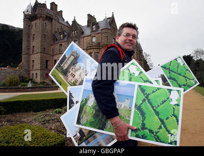 Il postino Royal Mail Stephen Hunsdale al lancio dei nuovi disegni di Royal Mail per un set di francobolli Royal Mail raffiguranti i Castelli dell'Irlanda del Nord, al Castello di Belfast. Foto Stock