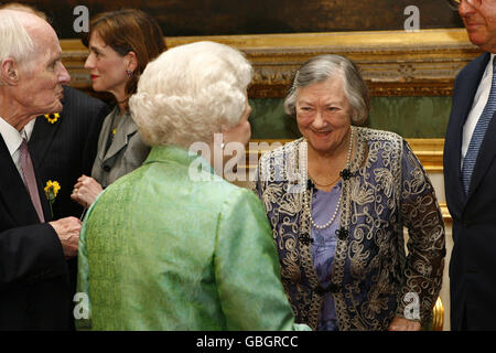 La Regina Elisabetta II incontra Margaret Geohegan, fondatore dello Springhill Hospice a Rochdale, Lancashire, mentre sua Maestà tiene un'accoglienza di Aiuto agli Hospices all'interno del St James's Palace, nel centro di Londra. Foto Stock