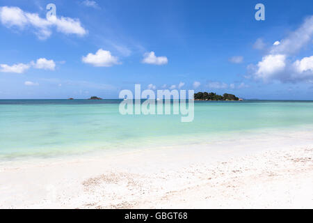 Paradise beach panorama, Anse Volbert presso l'isola di Praslin, Seicelle Foto Stock