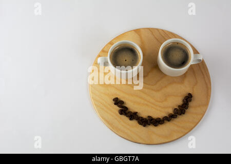 Funny due tazze di caffè su sfondo di legno. Tazza di caffè. Tazza da caffè. Il caffè del mattino. Tazza di caffè. Pausa caffè. Il caffè forte. Foto Stock