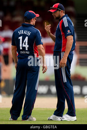 Il capitano dell'Inghilterra Andrew Strauss parla con Steve Harmison (a destra) durante il primo incontro internazionale di un giorno al Providence Stadium, Georgetown, Guyana. Foto Stock