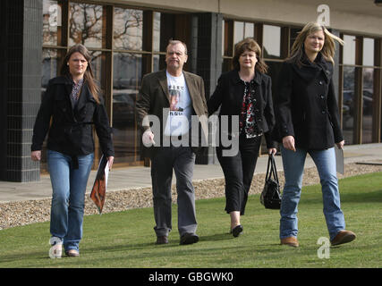 La famiglia di Lindsay Hawker (da sinistra a destra) sorella Louise Hawker, padre Bill Hawker, e madre Julia Hawker e sorella Lisa Hawker arrivano a una conferenza stampa al Renaissance Hotel, Heathrow Airport, Londra. Foto Stock