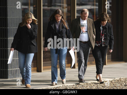 La famiglia di Lindsay Hawker (da sinistra a destra), le sorelle Lisa e Louise Hawker, il padre Bill Hawker e la madre Julia Hawker arrivano a una conferenza stampa al Renaissance Hotel, Heathrow Airport, Londra. Foto Stock