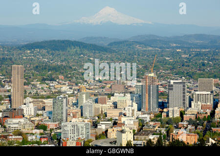 Skyline di Portland e monte Cofano vulcano, Portland, Oregon, Stati Uniti d'America Foto Stock