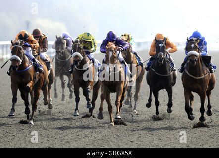 Fremen guidato da Nicholas Lawes (al centro, in viola) continua a vincere la finale della Weatherbys AWT 'mani e tacco' Apprentice Series durante la giornata invernale di Derby all'ippodromo di Linfield. Foto Stock