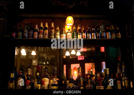 Vista di birra e liquori bottiglie allineate su un ripiano a Fanelli's bar di New York, NY, Stati Uniti, 29 Ottobre 2008 Foto Stock