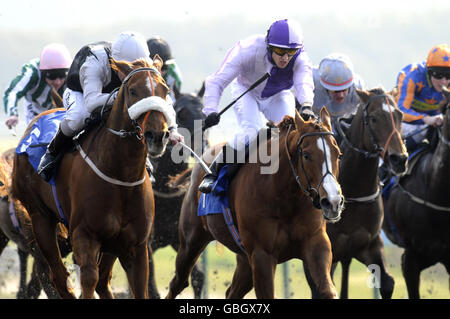 Arganil guidato da Neil Callan (a sinistra) continua a vincere le sportingbet.com Hever Sprint Stakes durante la giornata invernale di Derby all'ippodromo di Linfield. Foto Stock