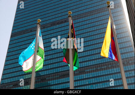 8 Settembre 2005 - New York City - Stato membro flags fly davanti alla sede delle Nazioni Unite edificio. Foto Stock
