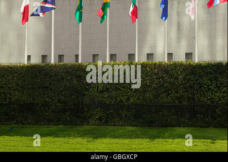 8 Settembre 2005 - New York City - Stato membro flags fly davanti alla sede delle Nazioni Unite edificio. Foto Stock