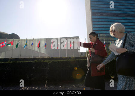 8 Settembre 2005 - New York City - Stato membro flags fly davanti alla sede delle Nazioni Unite edificio. Foto Stock