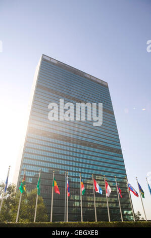8 Settembre 2005 - New York City - Stato membro flags fly davanti alla sede delle Nazioni Unite edificio. Foto Stock