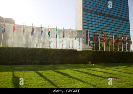 8 Settembre 2005 - New York City - Stato membro flags fly davanti alla sede delle Nazioni Unite edificio. Foto Stock