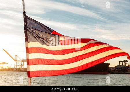 Bandiera americana onde nel vento del retro della nave nella baia di San Francisco Foto Stock