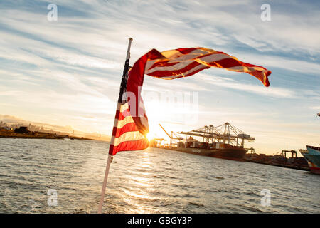 Bandiera americana onde nel vento del retro della nave nella baia di San Francisco Foto Stock