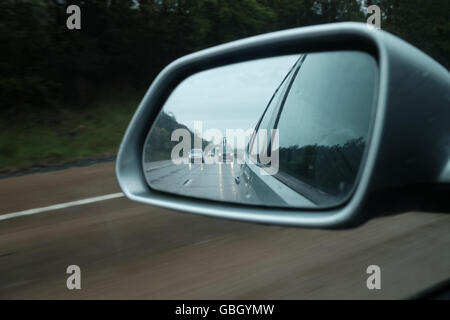 In autostrada in vista di pioggia da specchietto laterale Foto Stock